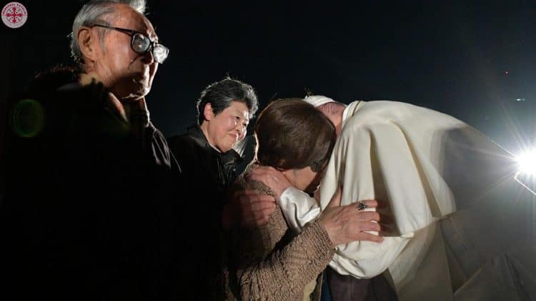 Pope Francis meets survivors in Hiroshima on 24/11/2019 q1